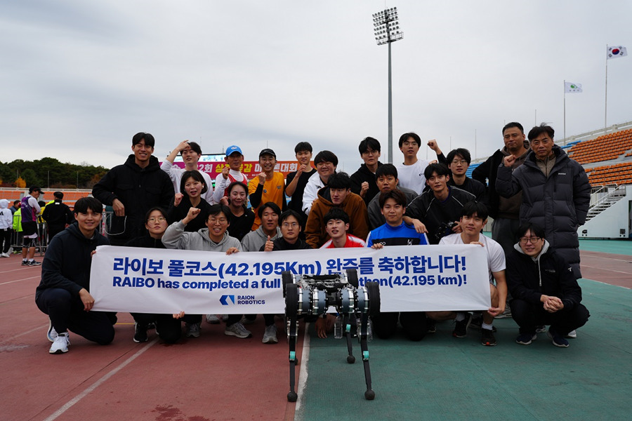 RAIBO2 and the KAIST team after completing the November 2024 marathon.